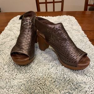 Dansko 3 1/2” heels, platform 3/4”. Size 40 EUR. 9 1/2- 10 US. Shimmer Taupe.
